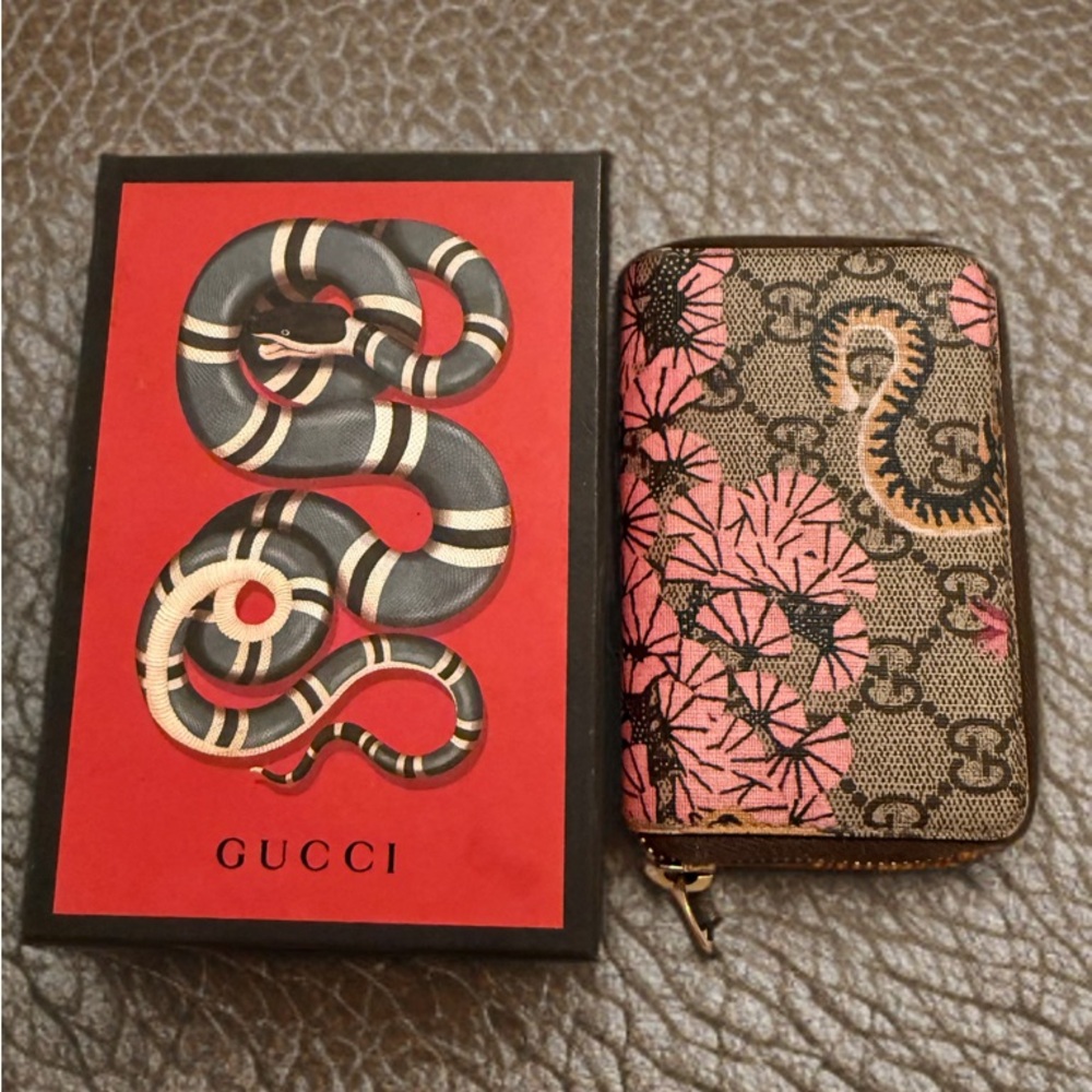 Gucci Zipper Card Wallet with Bengal Tiger Design. A special edition item.